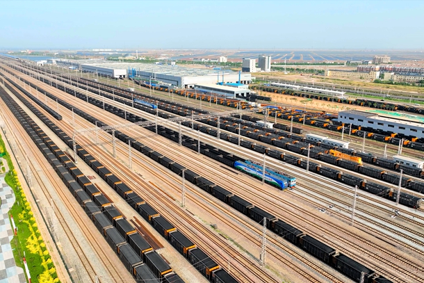 图为黄骅港站正在编组两万吨列车