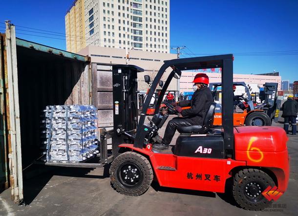 图为发运单位正在进行铝锭装车作业