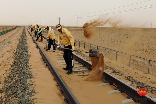 包神铁路甘泉线日夜奋战及时清除沙害