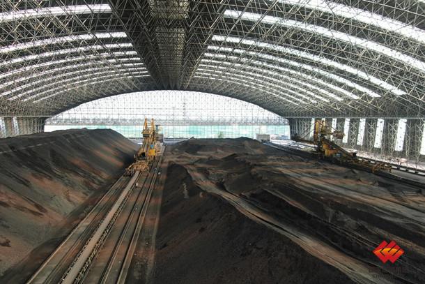 图为该公司员工将原煤送往煤仓