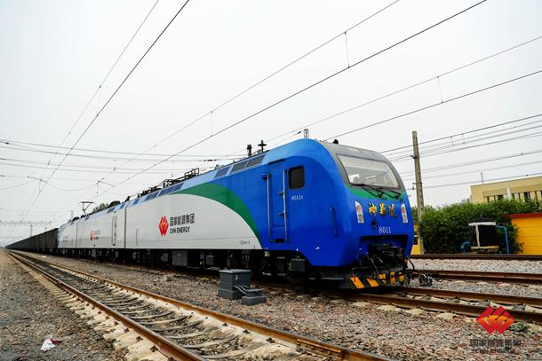 图为神华十二轴机车牵引的两万吨列车准备出发