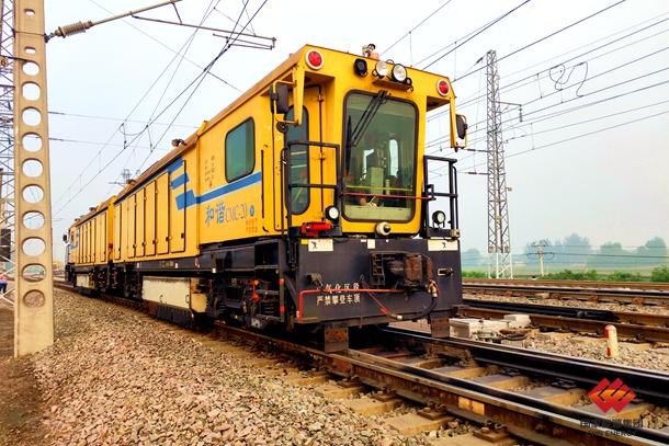 图为钢轨铣磨车正在对217号道岔进行打磨作业