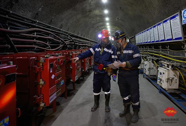 图为金家渠矿员工井下查看机电设备运行情况