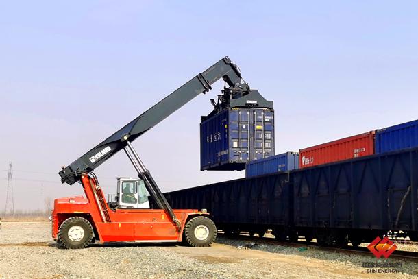 图为滨州物流园首列集装箱货物列车正在卸车