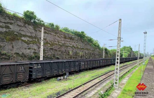 图为装有大南湖二矿煤炭的列车驶入白马电厂