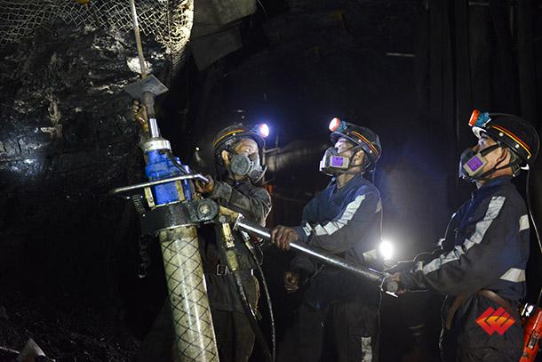 图为老石旦煤矿智能化掘进工作面2022年上半年,乌海能源建成1个国家级