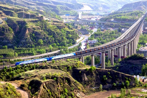 图为包神铁路万吨列车驰骋在神朔线野芦沟大桥上
