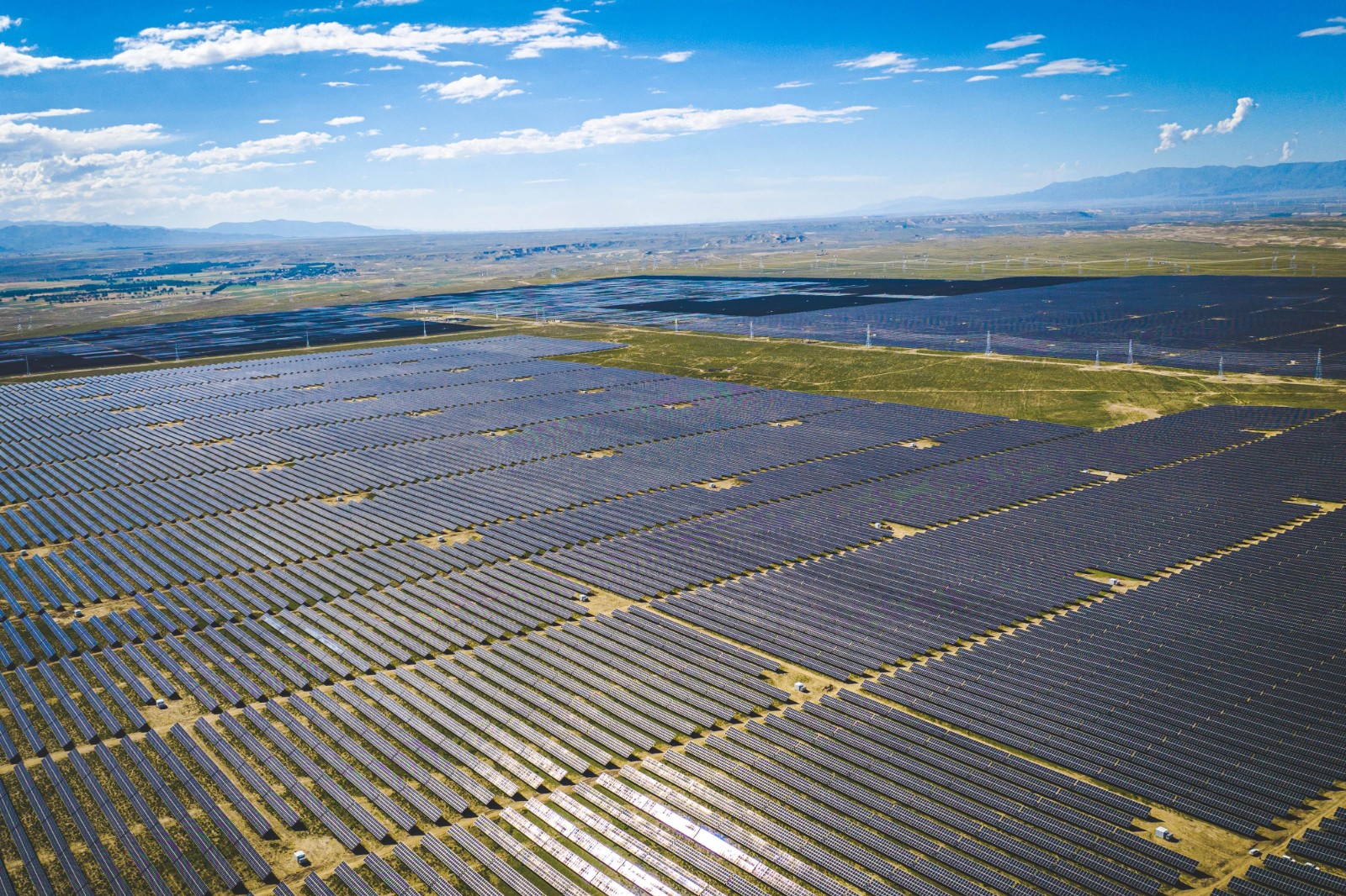 图为青海公司启辉光伏电站