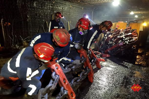 神东煤炭锦界煤矿综采一队奋战23小时 完成运输机链条更换任务