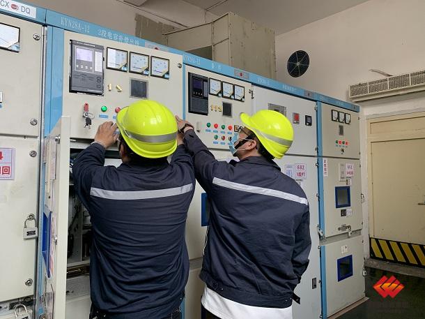 图为该公司员工检查供电设备运行参数
