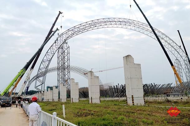 中部设置伸缩缝,本次进行24轴至46轴起步架安装,由于网架安装高风险性