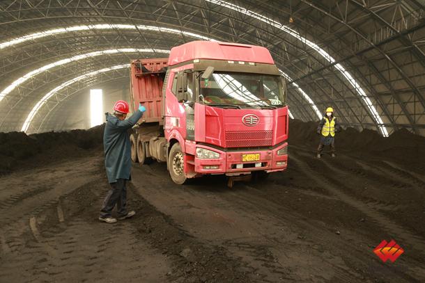 图为该公司工作人员正在指挥运煤车辆进入指定地点卸煤面对煤源矿点