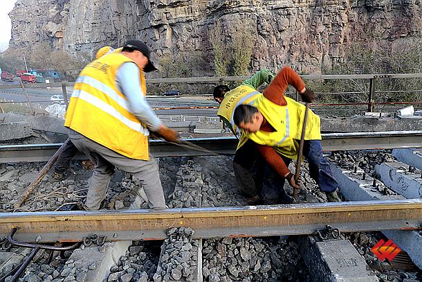 包神铁路神朔公司完成孤山川特大桥人工换枕