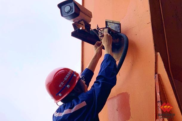 图为:该部技术人员正在检修行走监控摄像头.