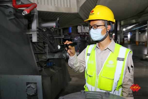 图为该厂运行人员正在巡检磨煤机