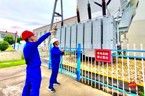 图为巡检人员检查主变压器运行状态确保电量外送