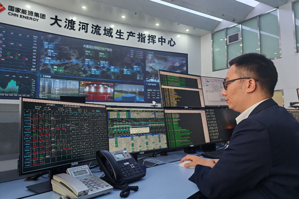 图为曹峰紧盯负荷变化