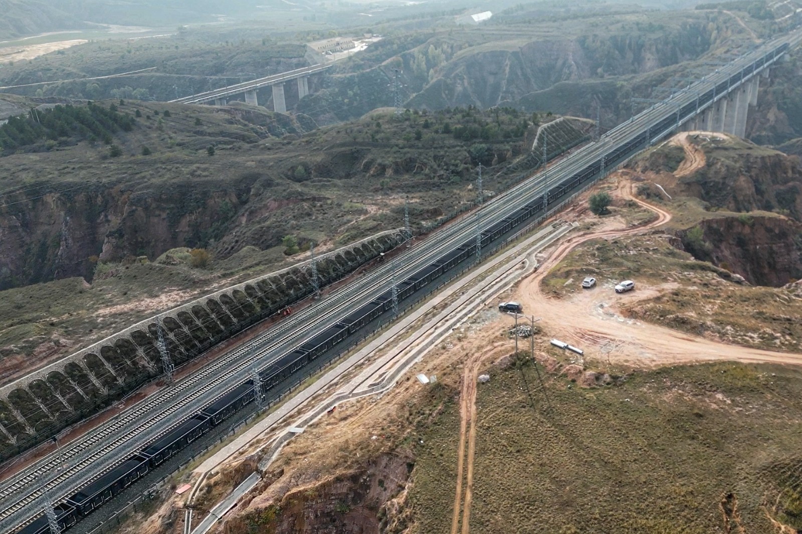 图为暖水站至纳林川站间的铁路线路
