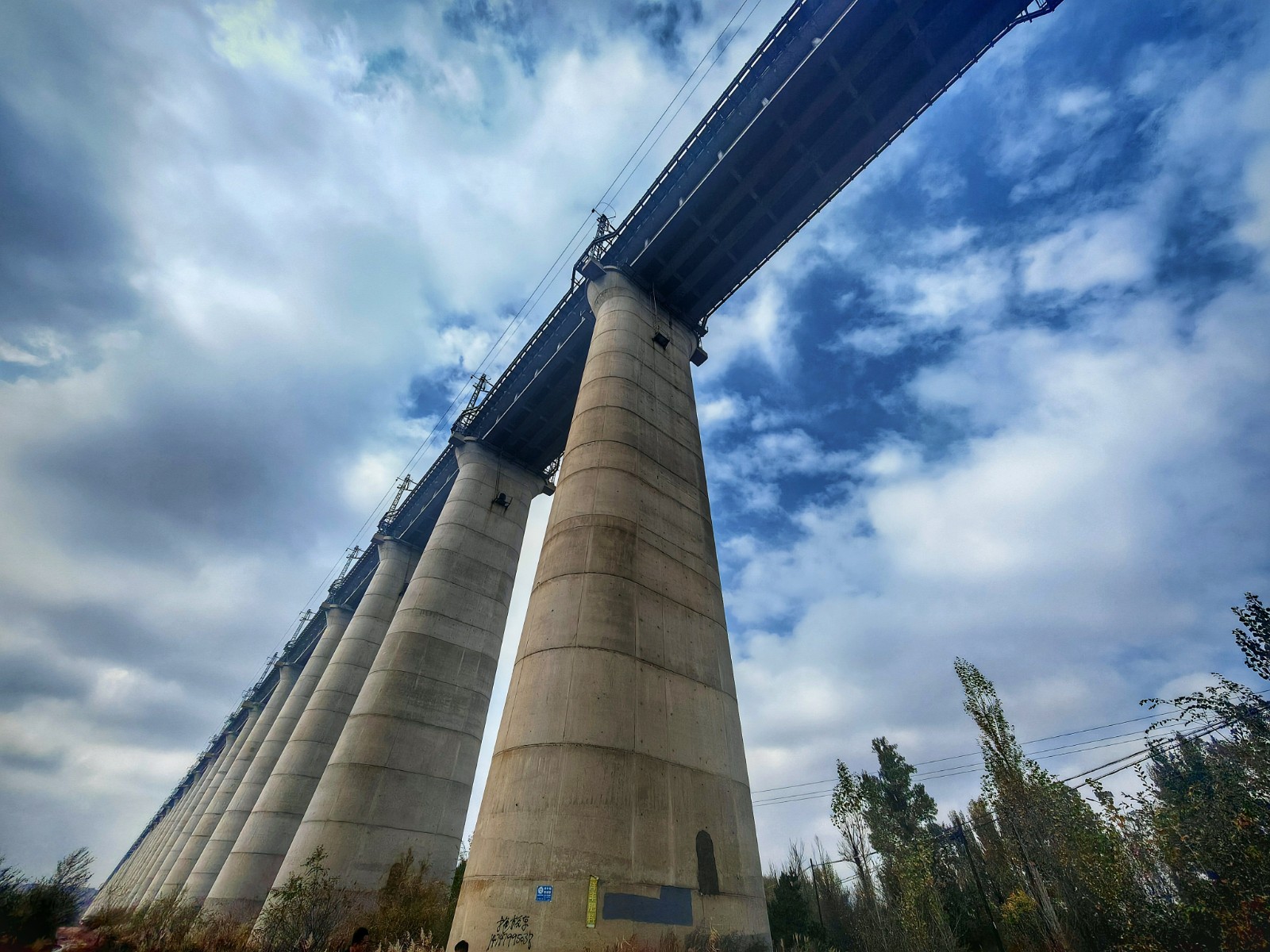 图为纳林川特大铁路桥