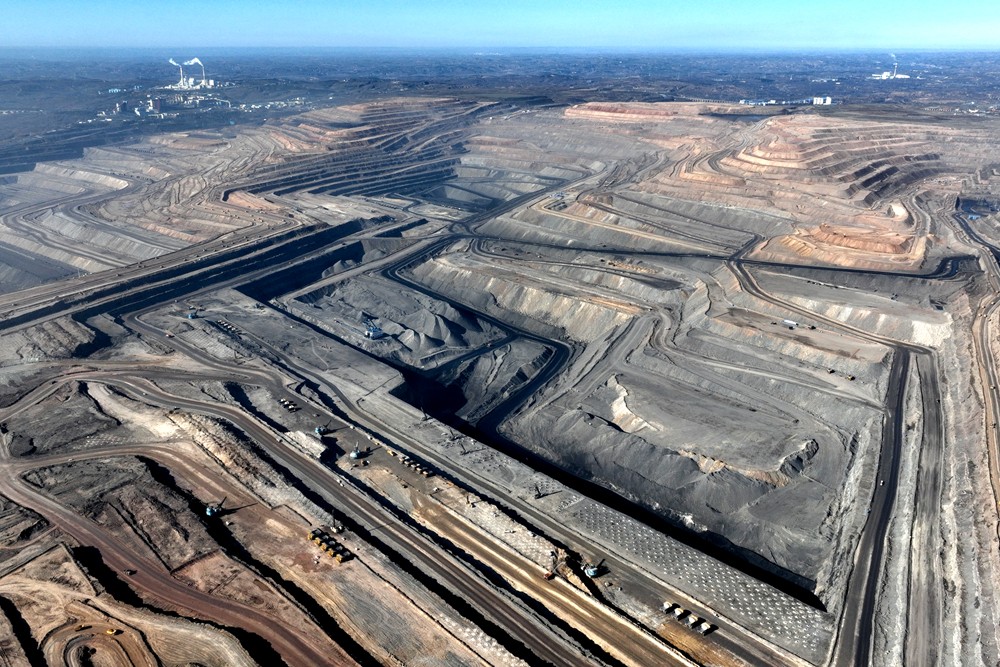 图为准能集团两个露天煤矿作业现场航拍图倪军