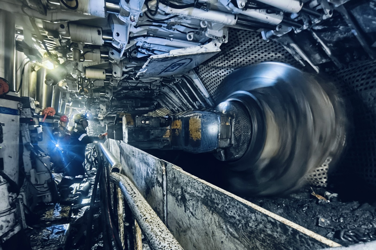 枣泉矿采煤机司机调试采煤机运行参数。