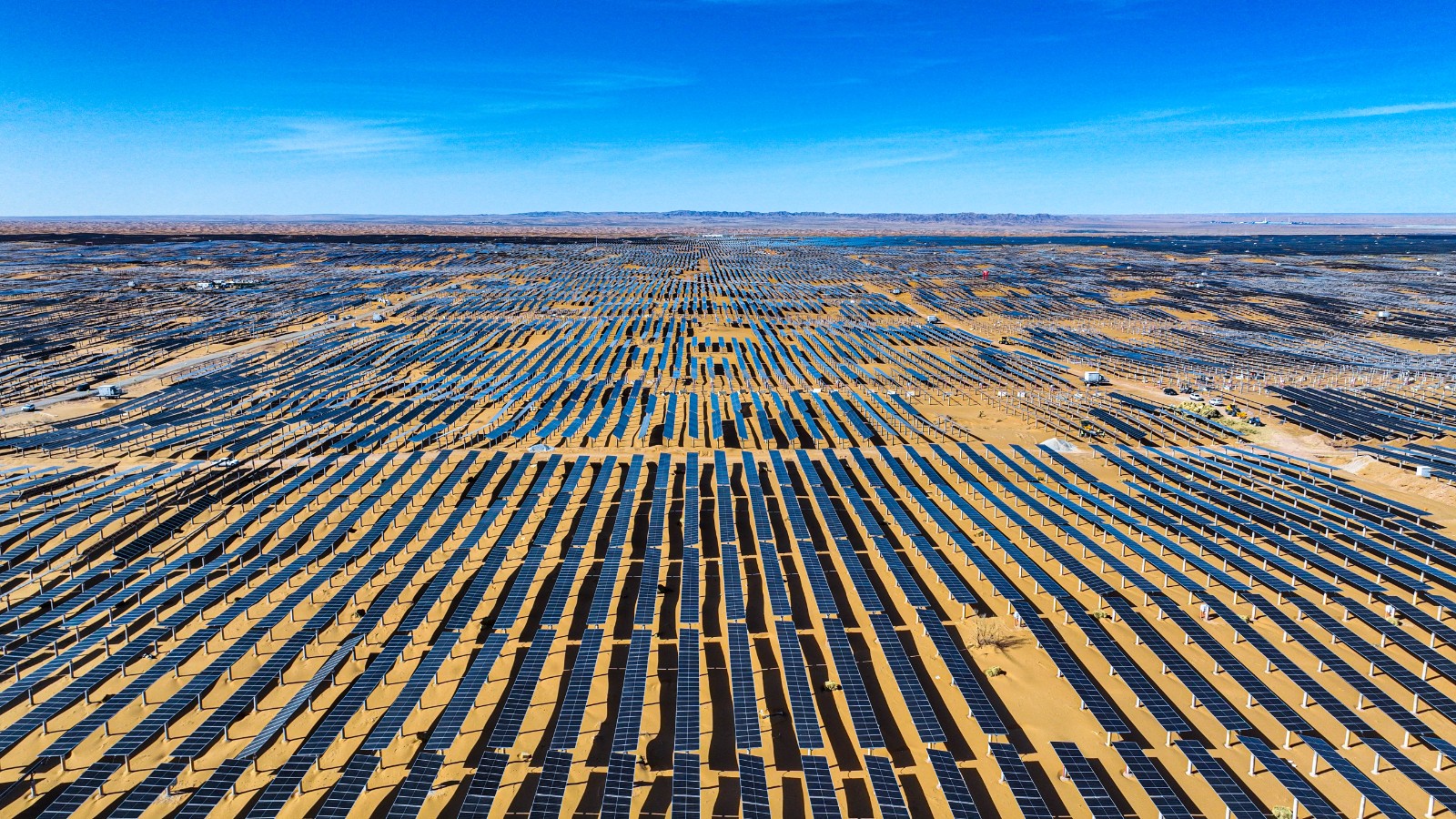 2025年5月6日,龙源电力宁夏腾格里“沙戈荒”新能源基地中卫二期南区100万千瓦光伏项目顺利完成光伏组件安装,为项目按期并网发电奠定坚实基础。