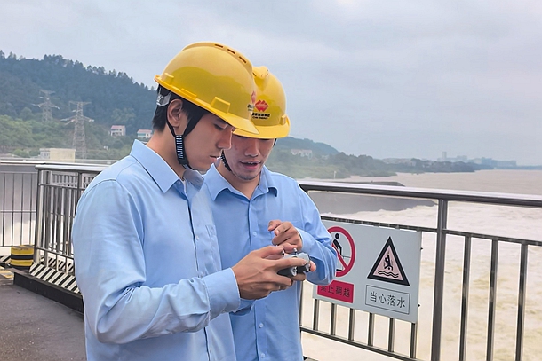 图为该厂工作人员正在通过无人机巡视下游泄洪区域ok_副本