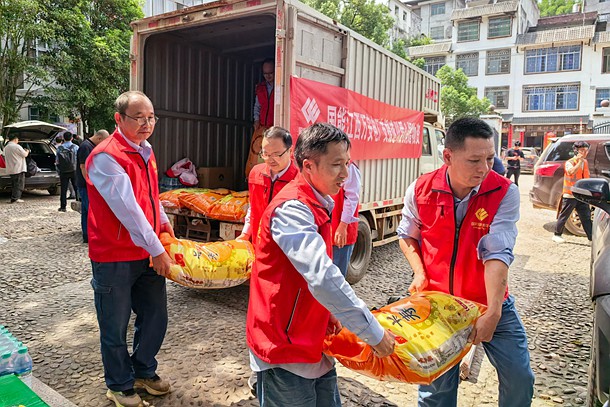 图为志愿者正在转运物资_副本