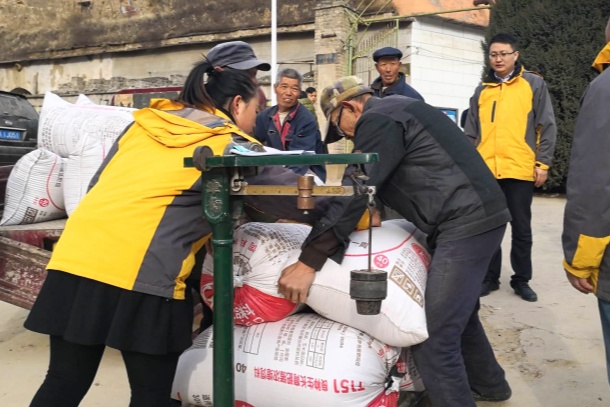 图为米脂县青创联盟电商公司上门到印斗镇对岔村收购谷子