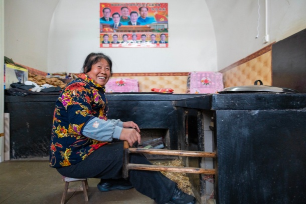 图为杨家沟村雷兴芳老人正在孔窑洞里拉着风箱。国家能源集团的光伏项目把太阳变成了钱,让我们年年有分红、生活有保障。