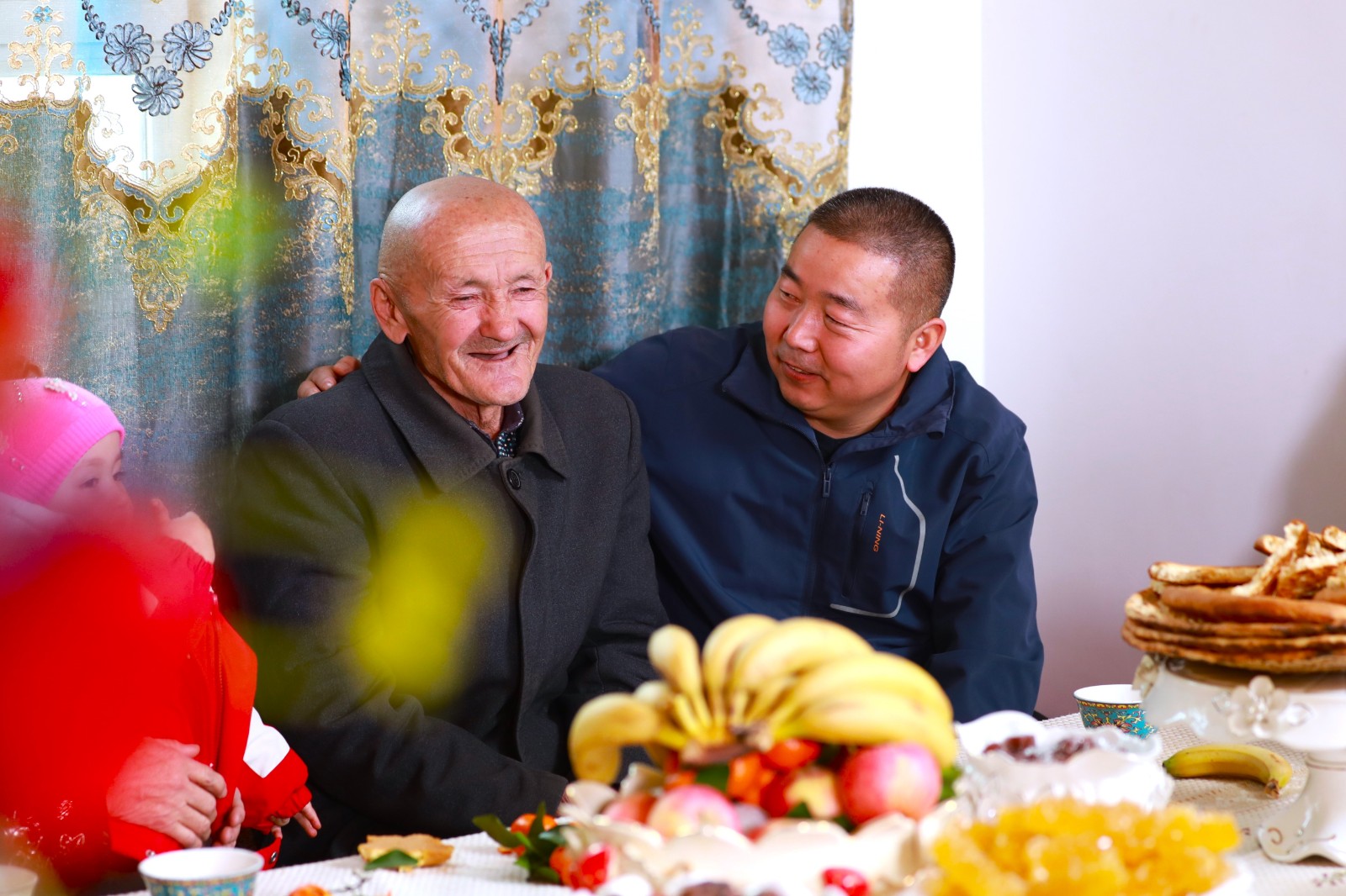 图为工作队员入户走访慰问村民