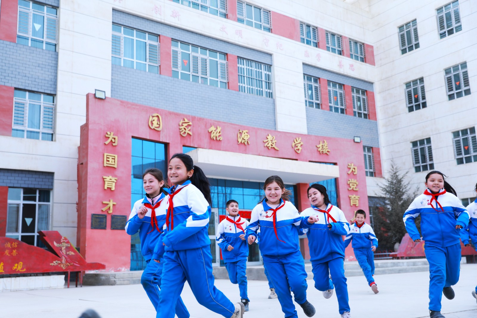 图为小学生在国家能源集团援建的学校里参加课间活动 张丽苹摄