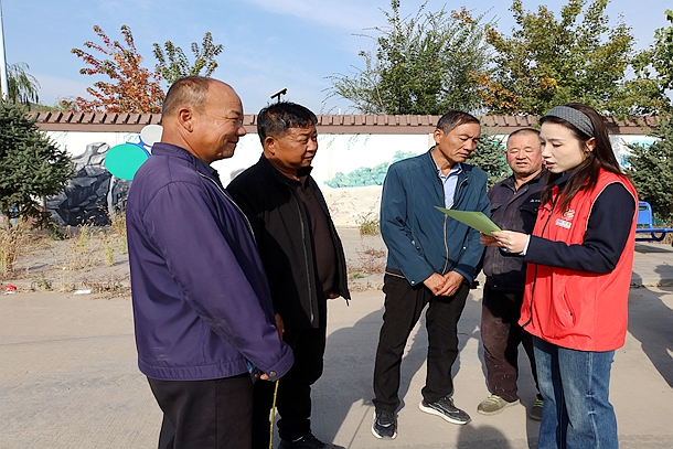 图为志愿者正在讲解路外安全知识