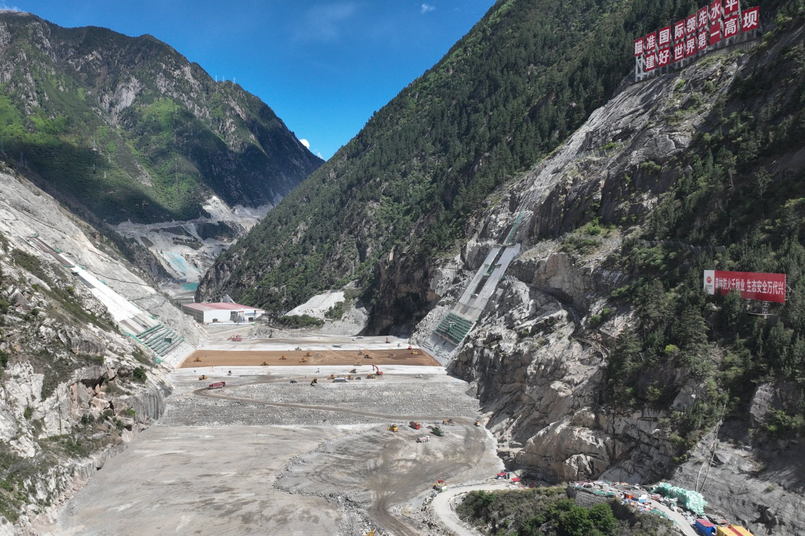 图为双江口水电站建设现场_副本